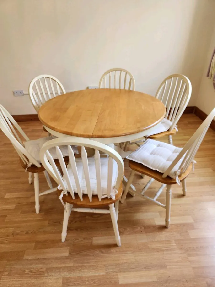 Kitchen table and chairs - Image 1