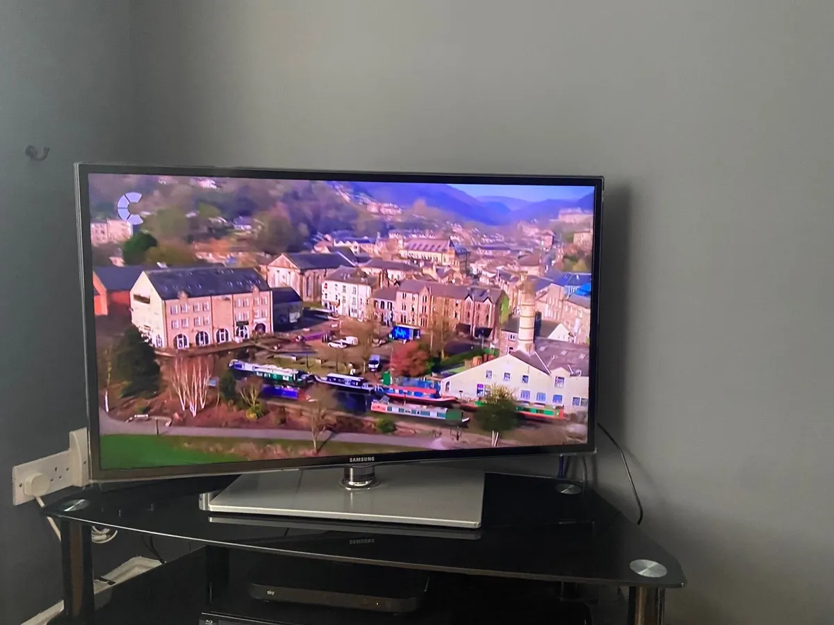 TV and TV Unit - Image 4
