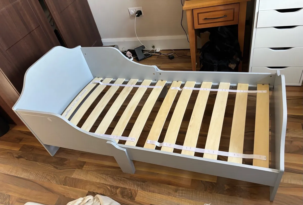 Toddler bed - Image 1