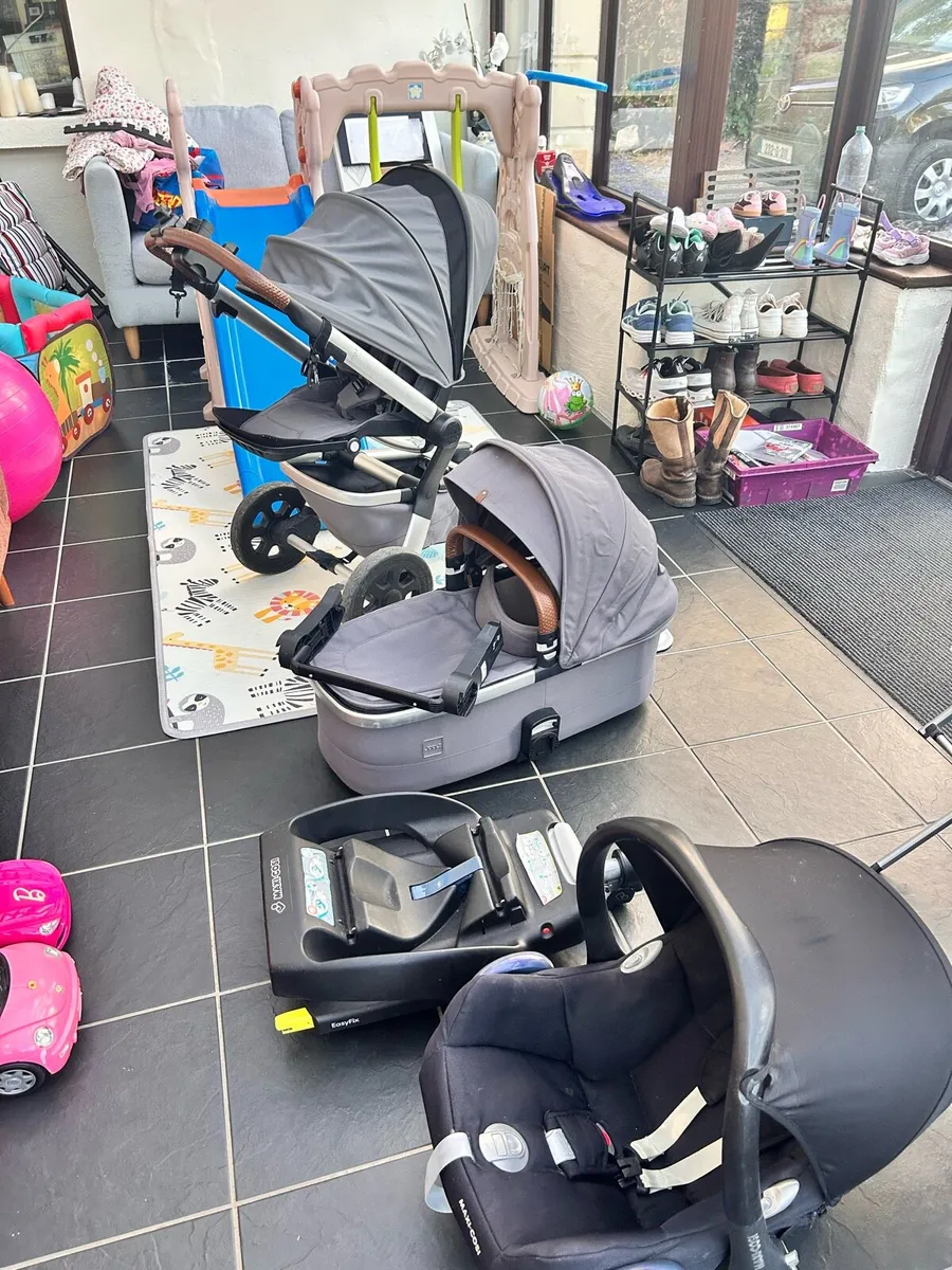 Joolz travel system - isofix and car seat - Image 1