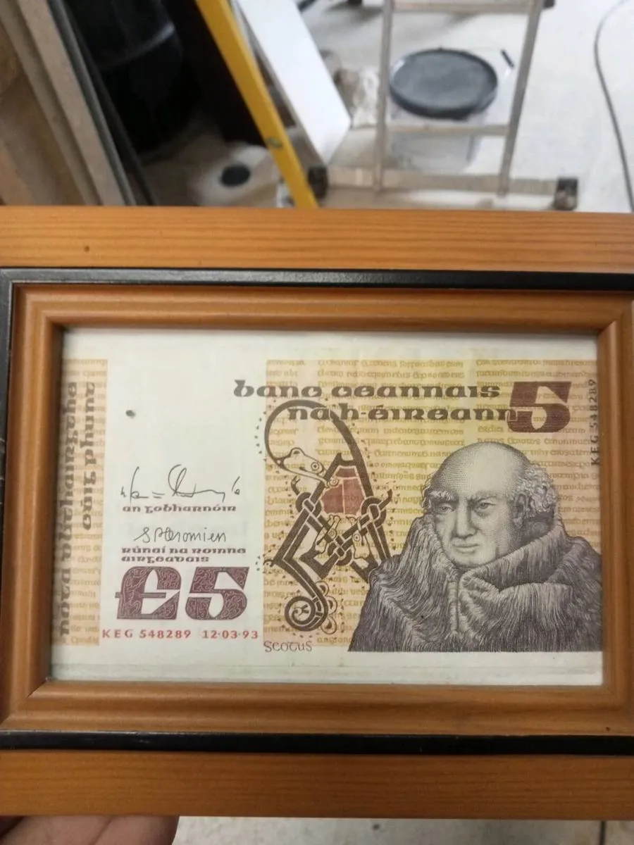 Old 5 pound note in a frame - Image 1