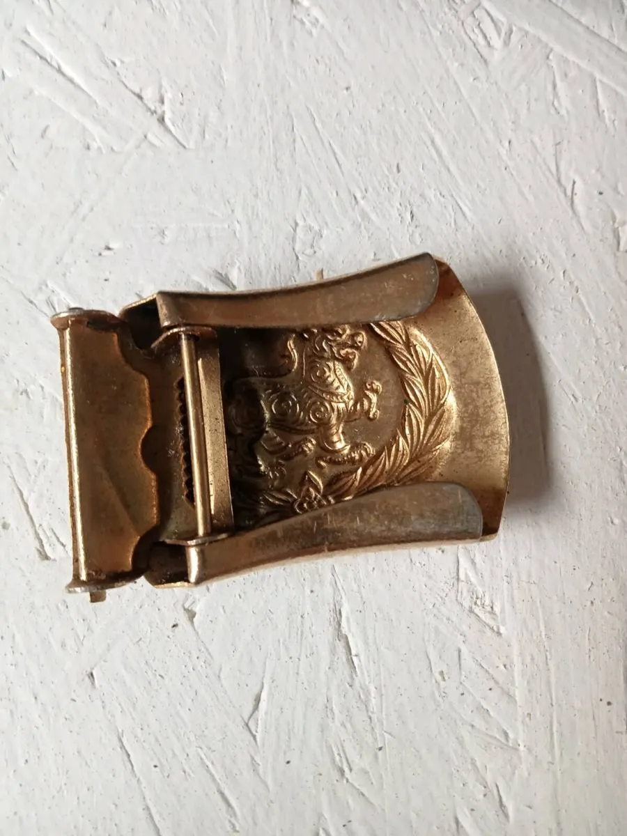 Old army helmet and buckle - Image 4