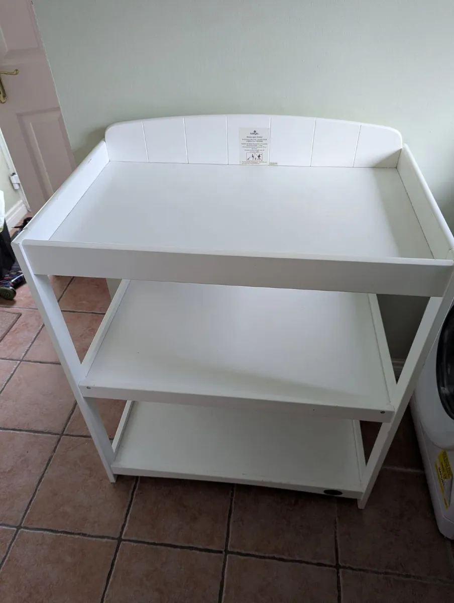 Baby changing table - Image 1