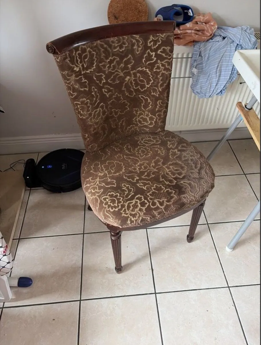 Table and chairs - Image 4