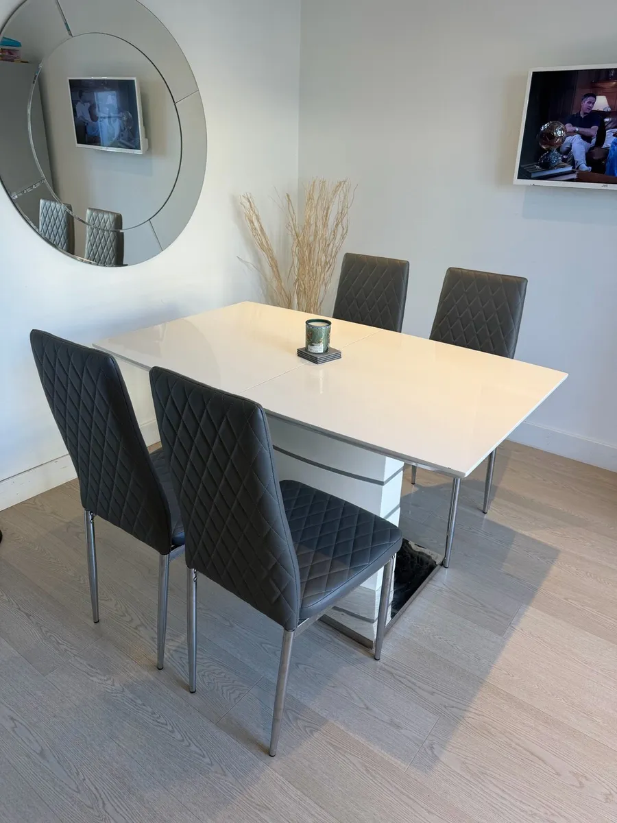 Dining table and chairs - Image 1