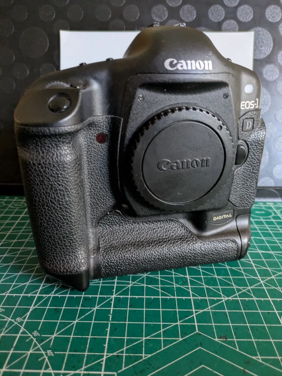 Canon 1D Classic Kodak CCD sensor Pro DSLR camera - Image 1