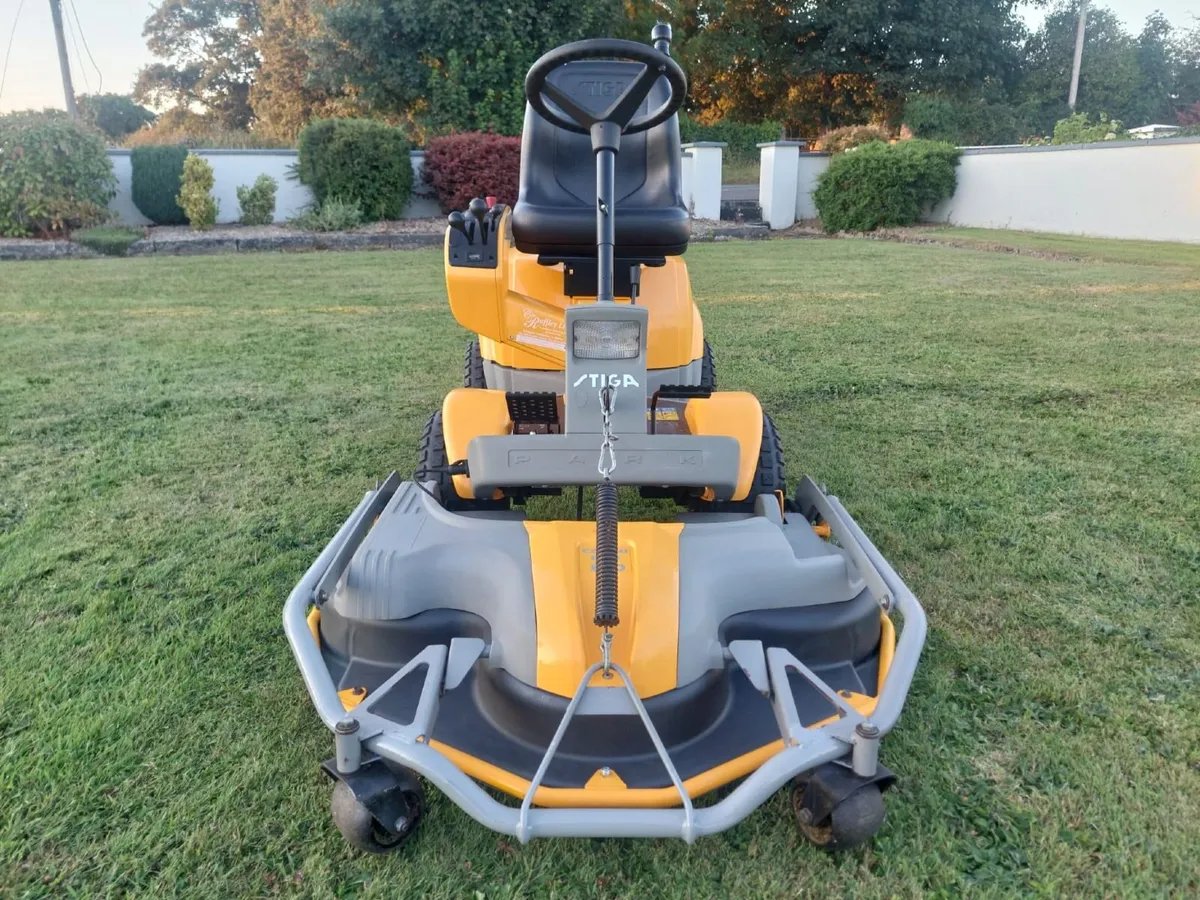 Stiga Articulated Ride On Lawnmower - Image 1