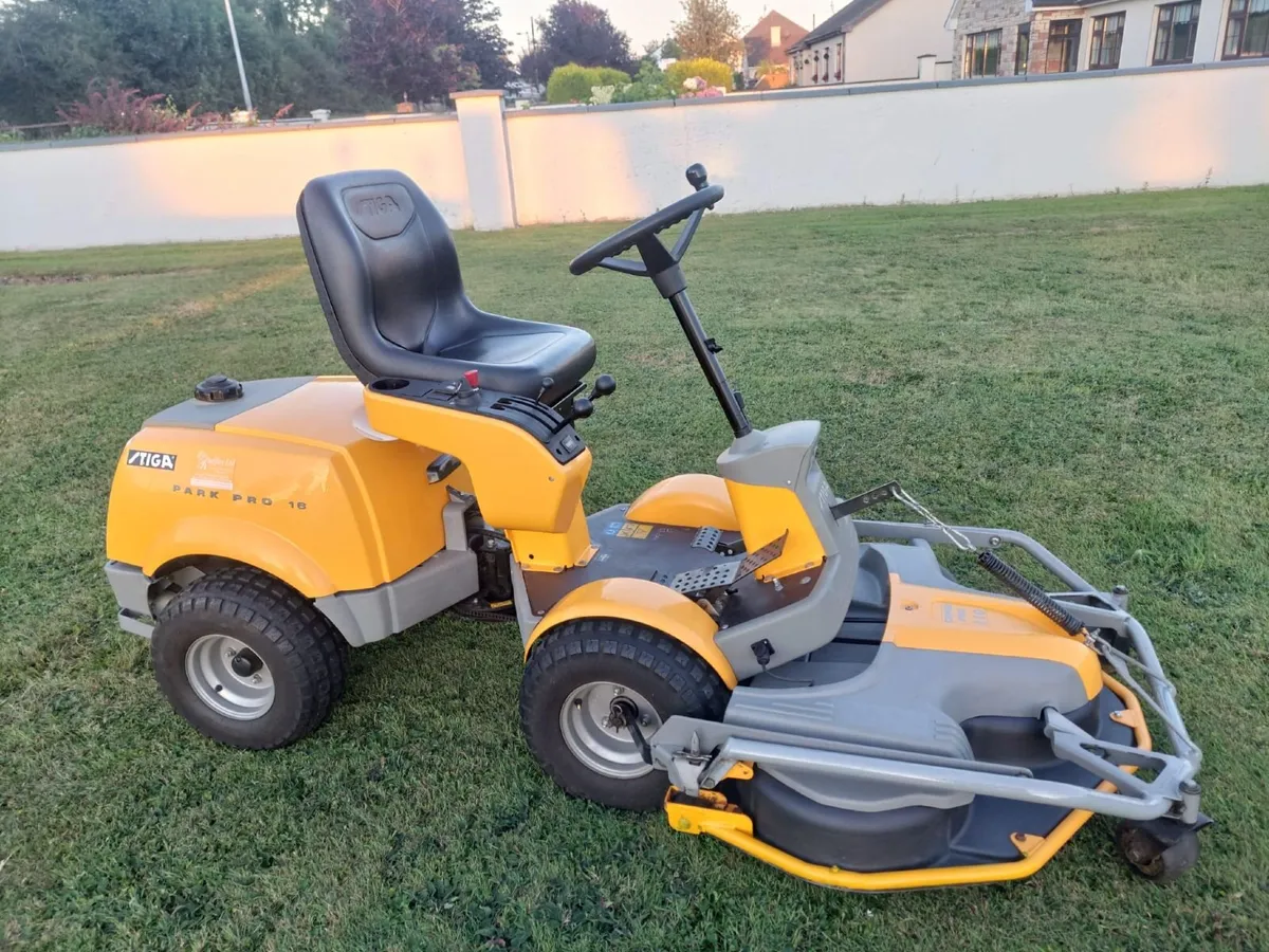 Stiga Articulated Ride On Lawnmower - Image 2