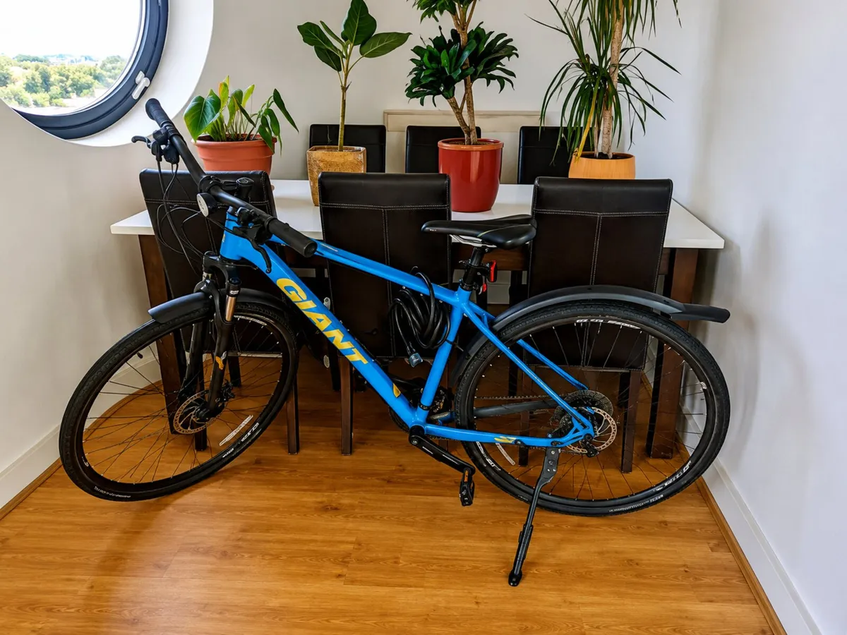 Giant Hybrid Bike - Disc Brakes - Mudguards - Image 3