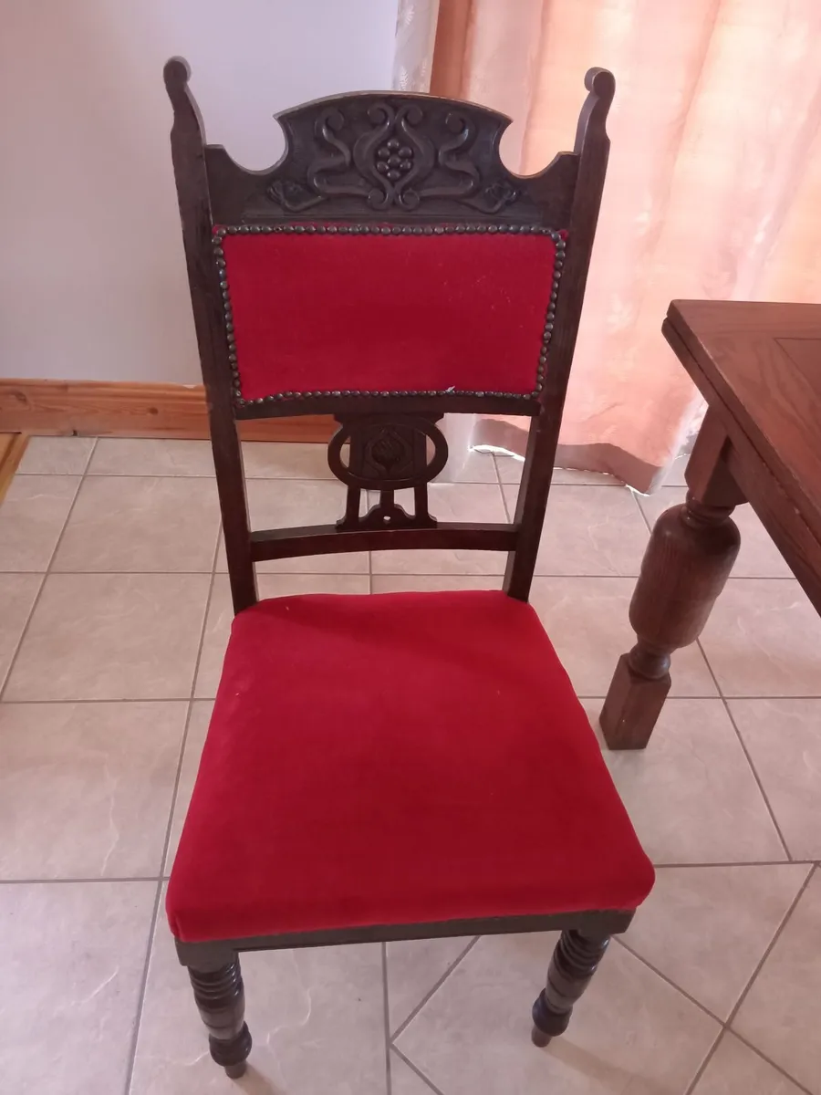 Kitchen table and chairs - Image 1