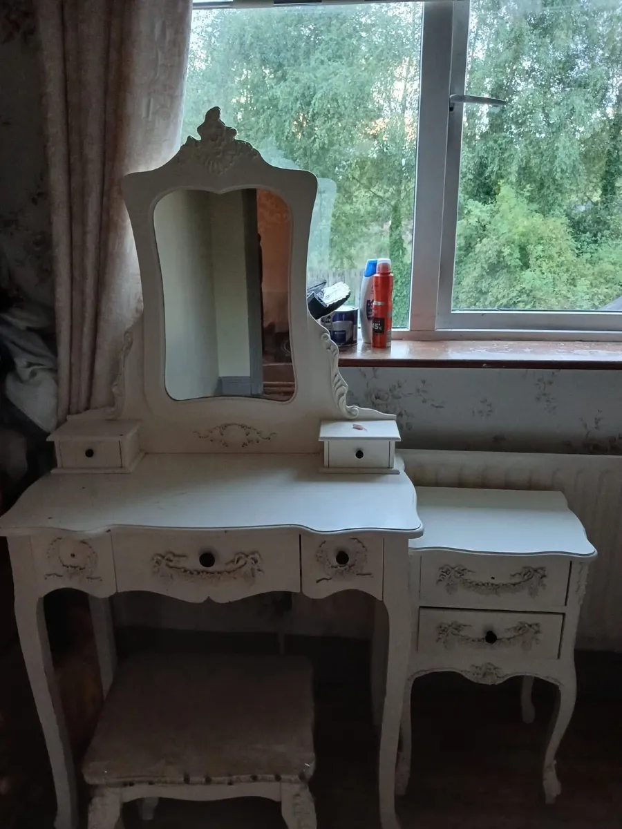 Vanity set, and single bed - Image 1