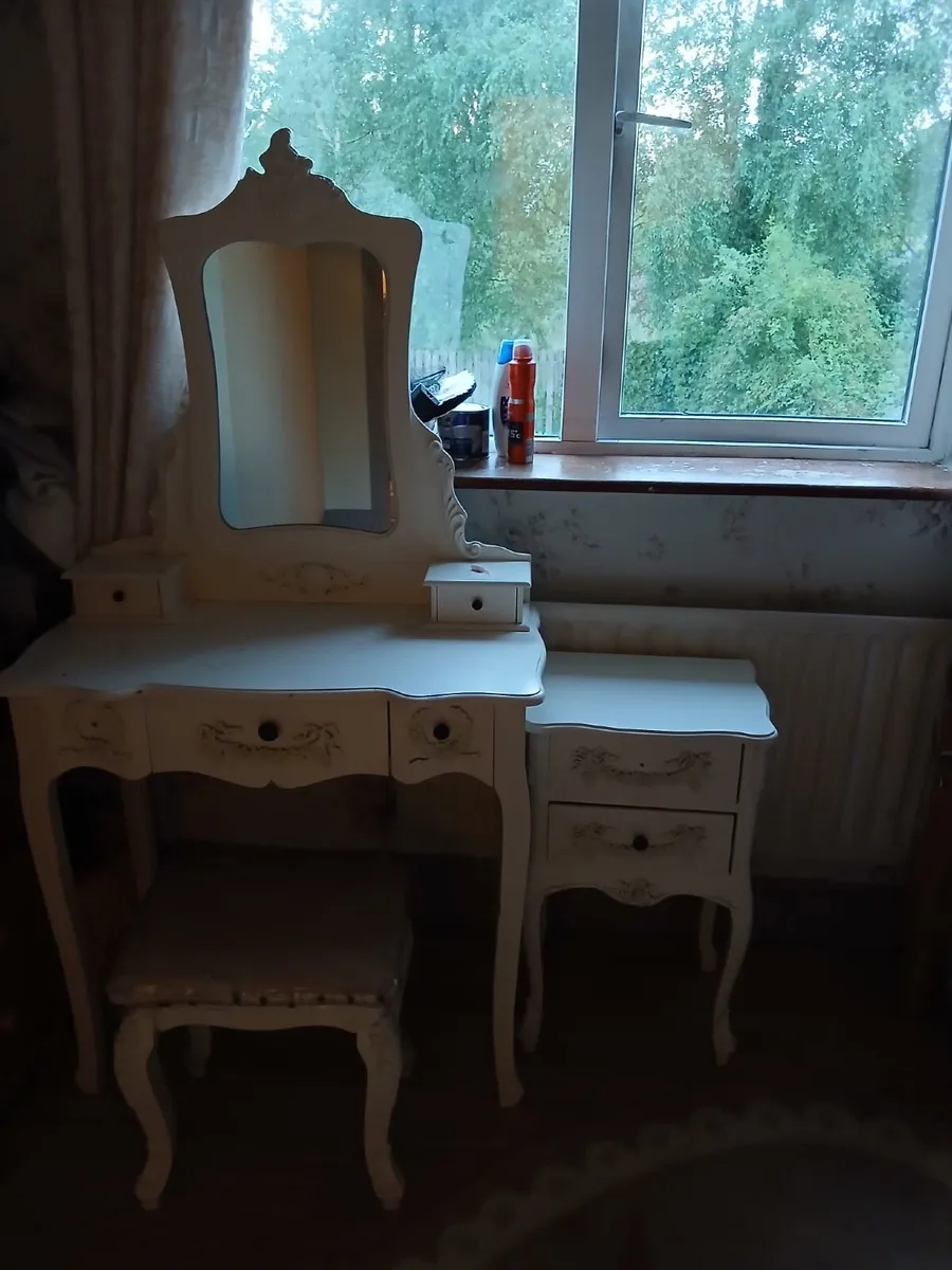 Vanity set, and single bed - Image 3