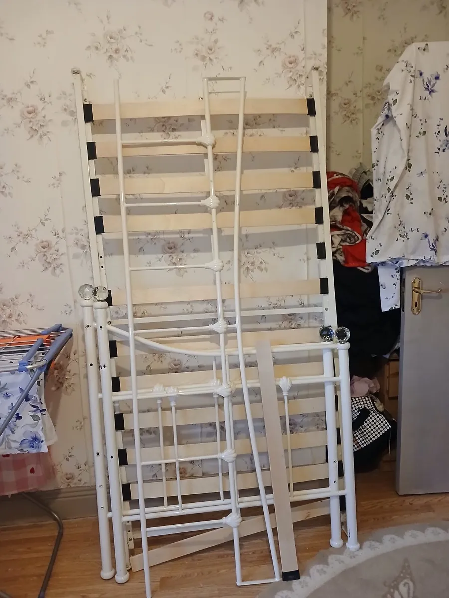 Vanity set, and single bed - Image 4
