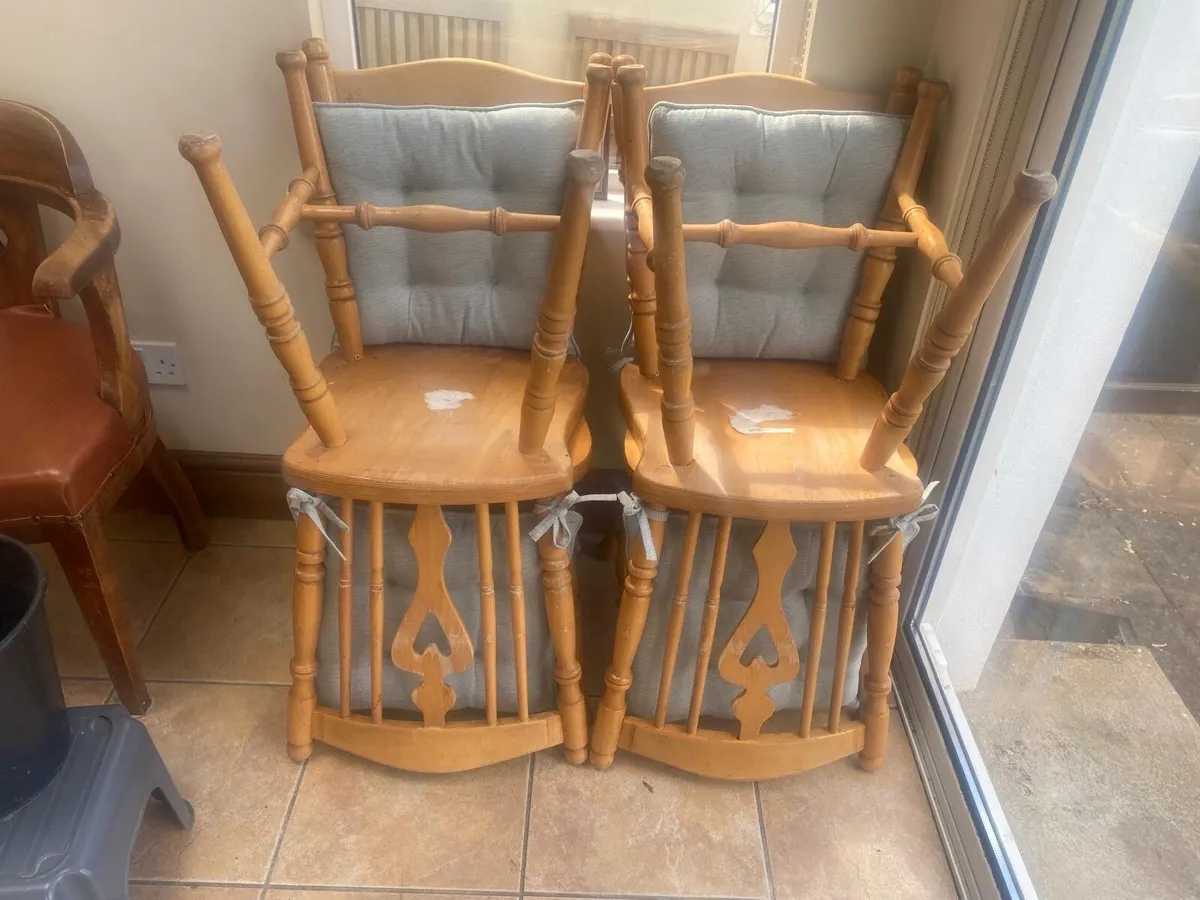 Kitchen table and chairs - Image 2