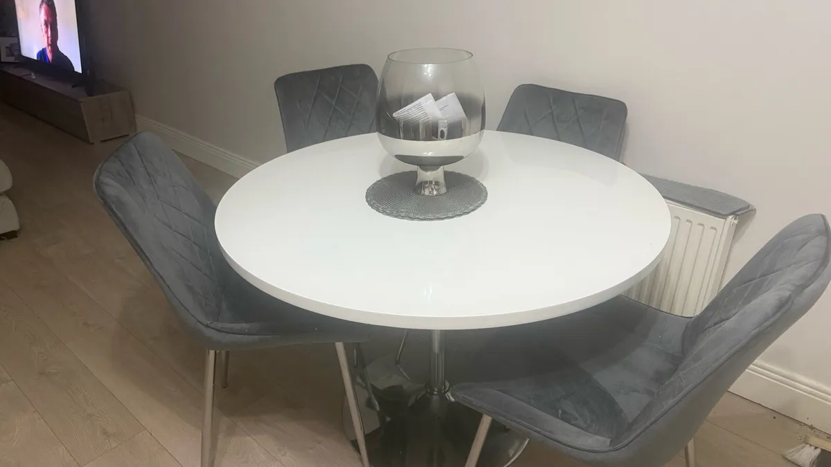 Table and chairs - Image 1