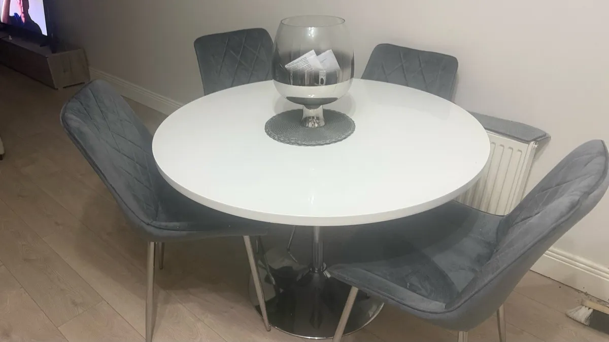 Table and chairs - Image 2