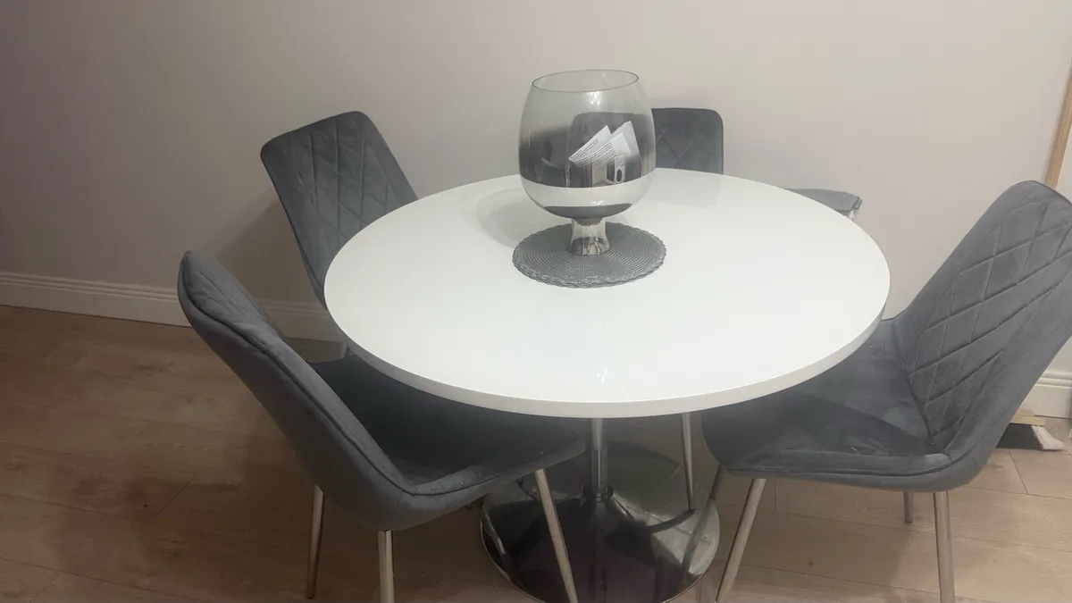 Table and chairs - Image 3