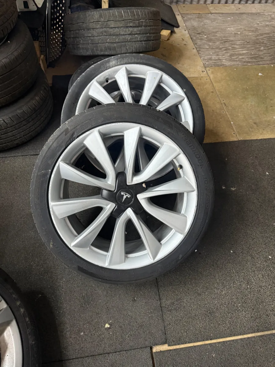 19 INCH TESLA ALLOYS WITH TYRES 5x114 - Image 1