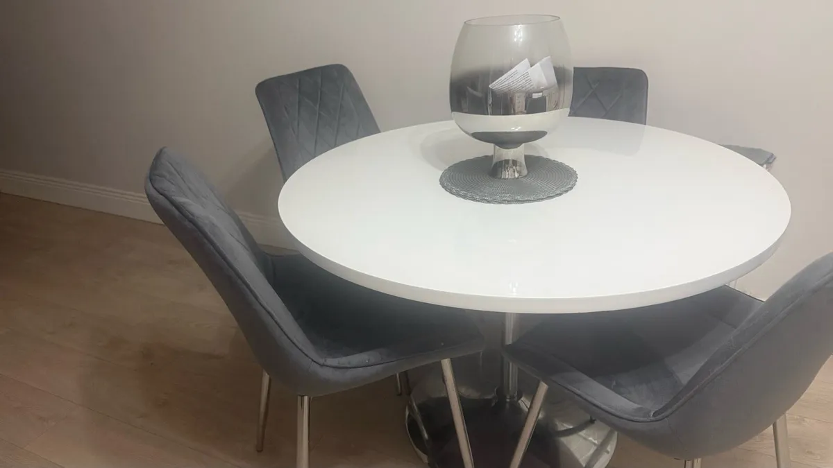 Table and chairs - Image 4