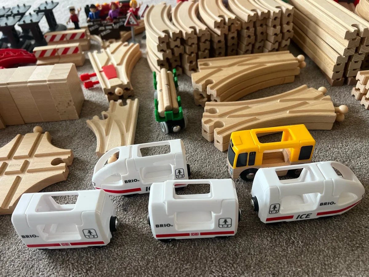 BRIO Wooden train tracks and trains - Image 4