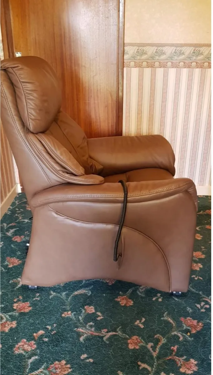 Chester Riser & Recliner Chair excellent condition - Image 4
