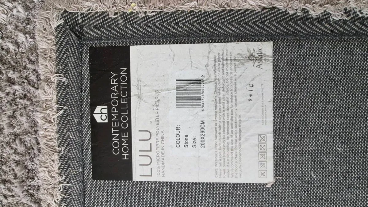 Large rug, excellent condition. 290 x 200cm - Image 3