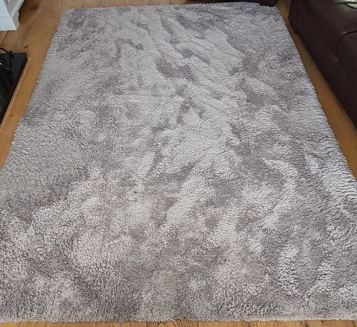 Large rug, excellent condition. 290 x 200cm - Image 1
