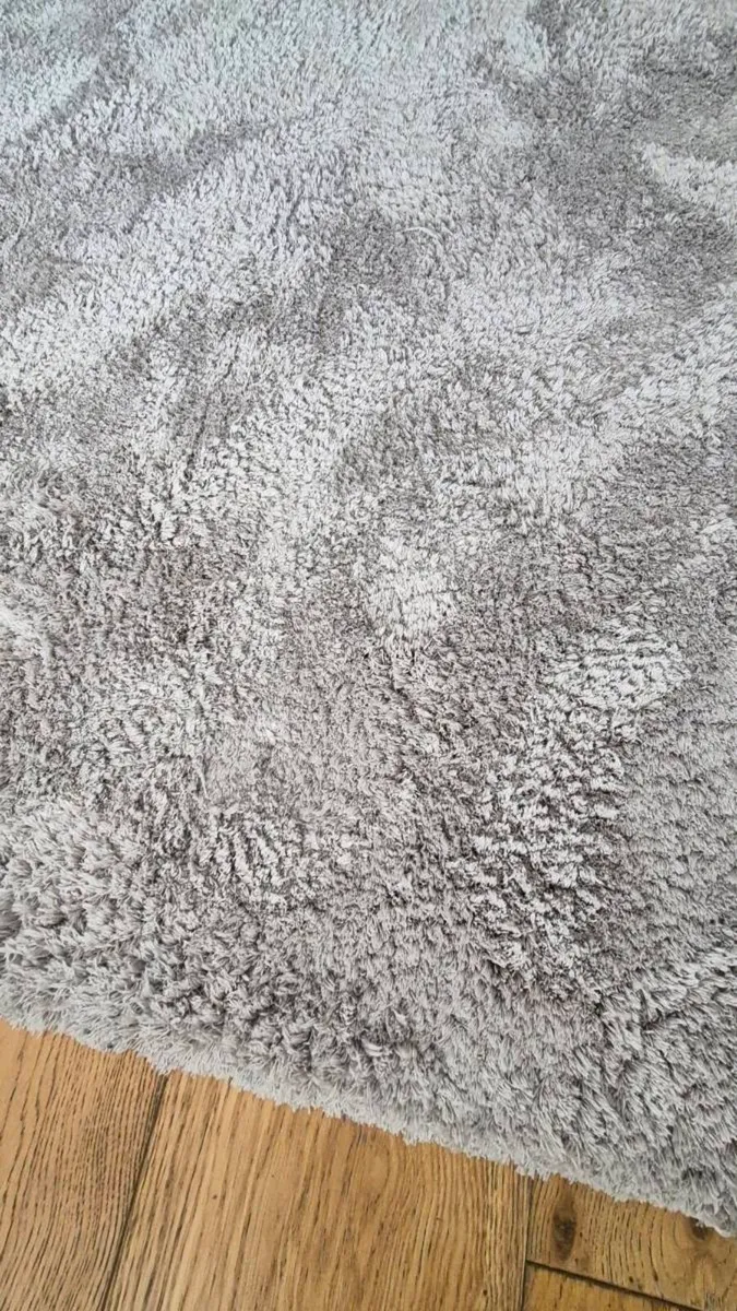Large rug, excellent condition. 290 x 200cm - Image 2