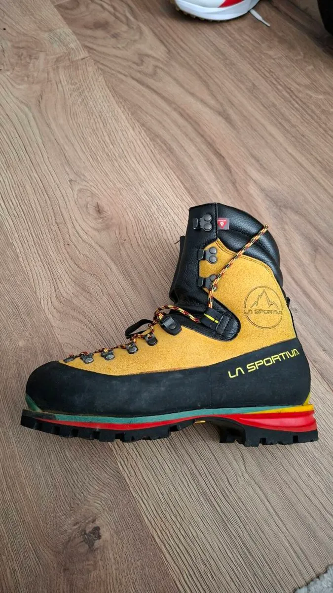 Boots La Sportiva like new 42/UK8 - Image 1