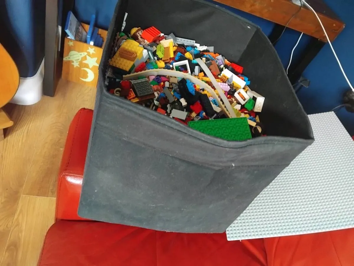 Full box of miscellaneous lego - Image 2