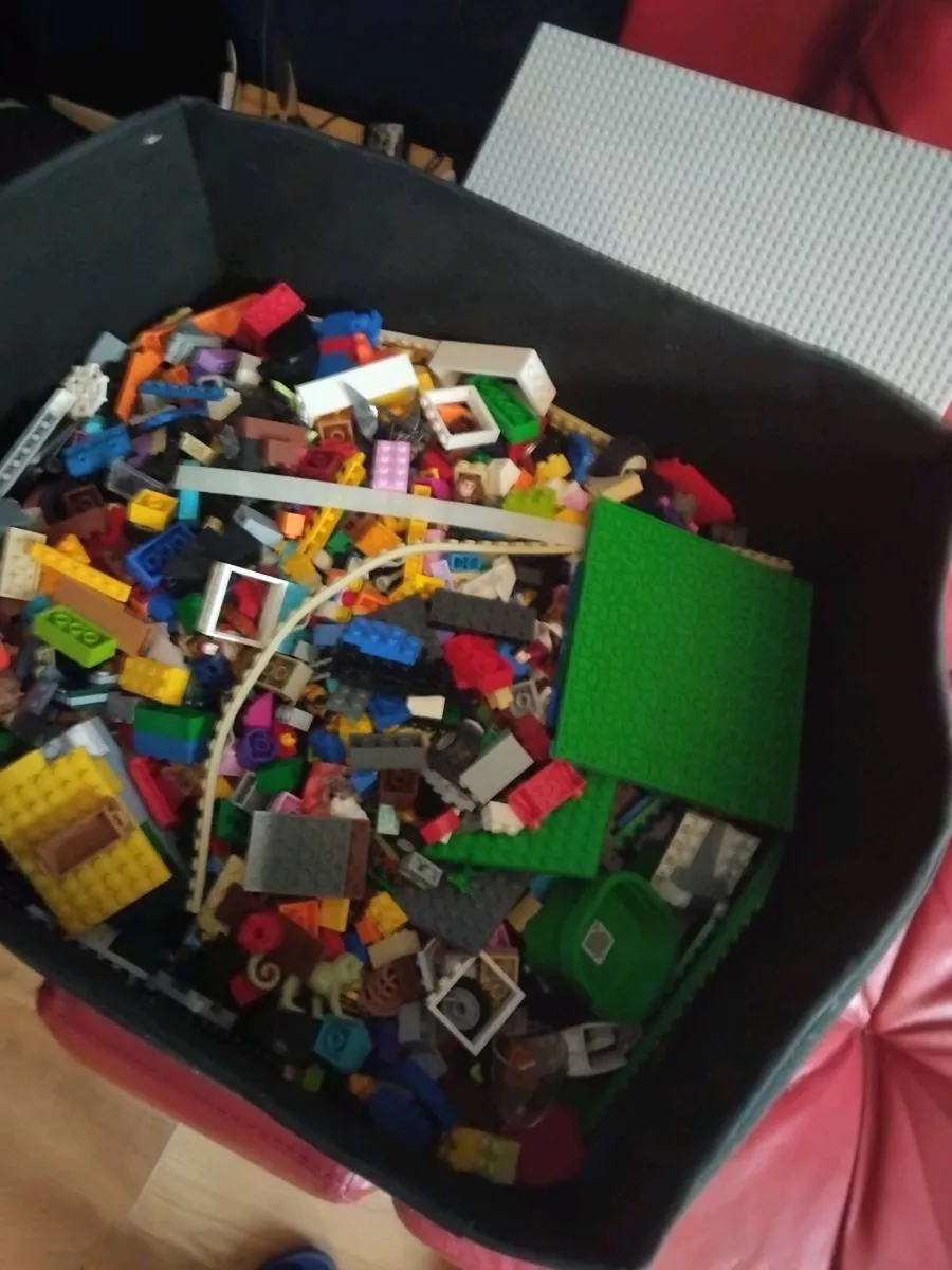 Full box of miscellaneous lego - Image 3