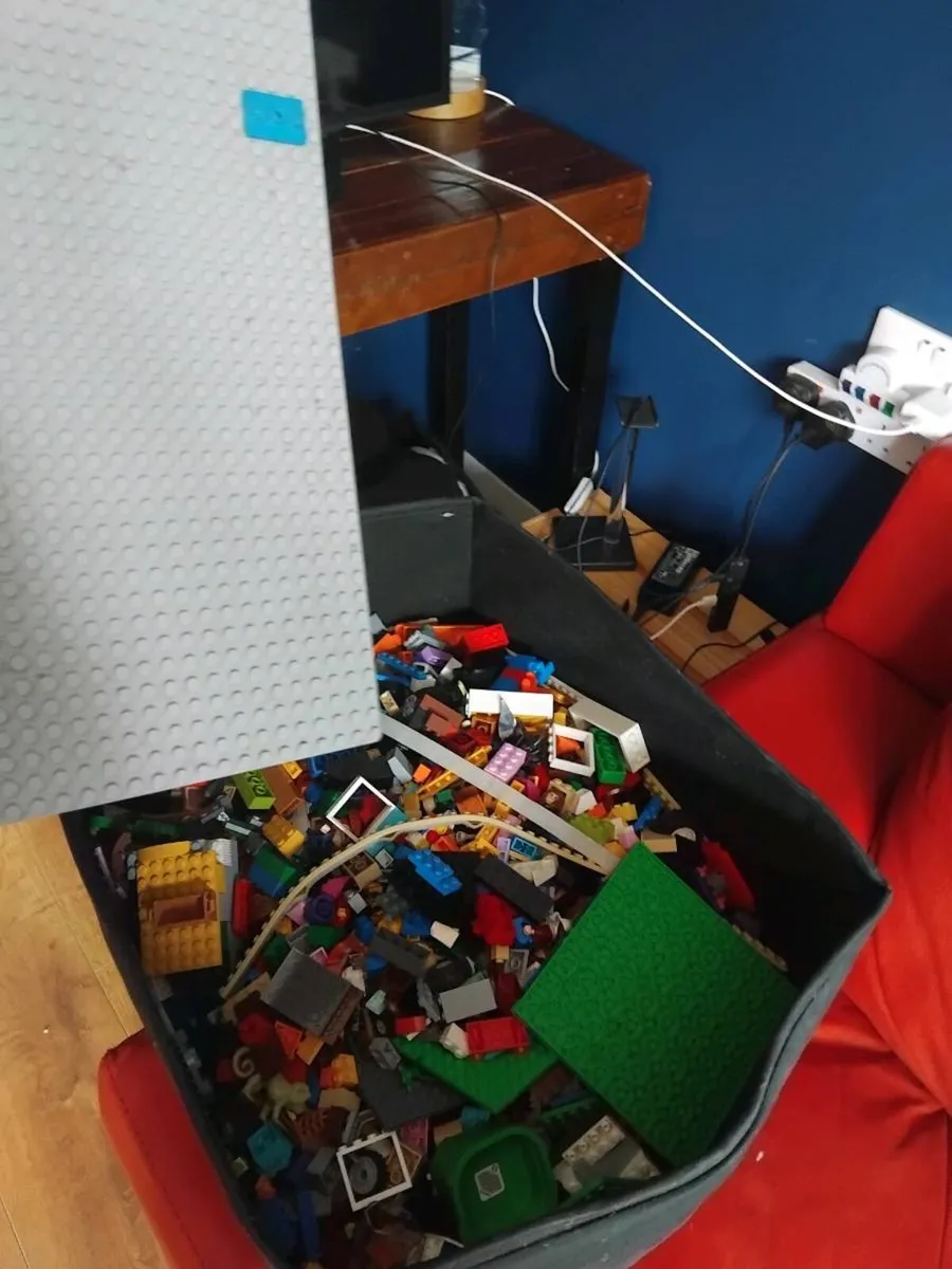 Full box of miscellaneous lego - Image 1