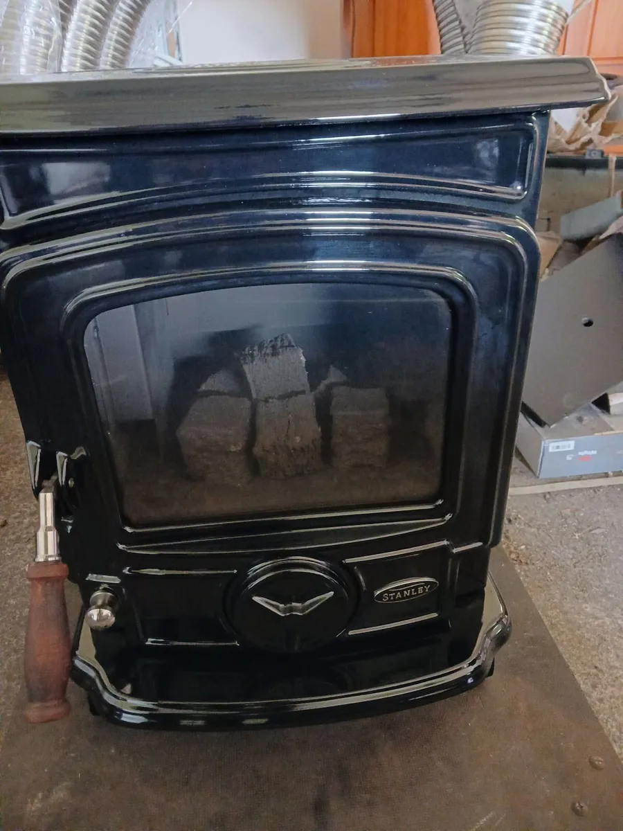Black Enamel Stanley Oisin 5 kw oil stove - Image 1