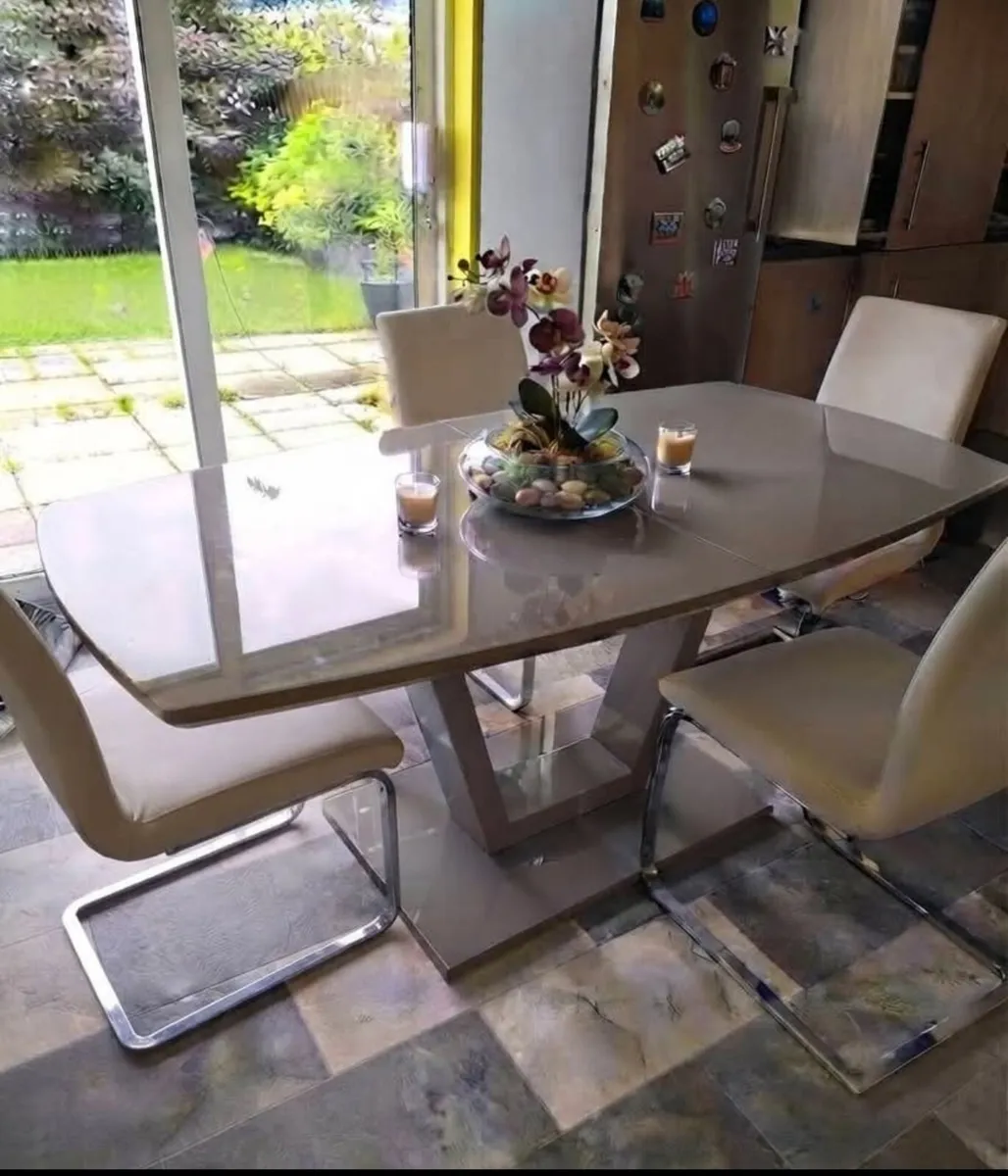 Dining table and chairs - Image 1
