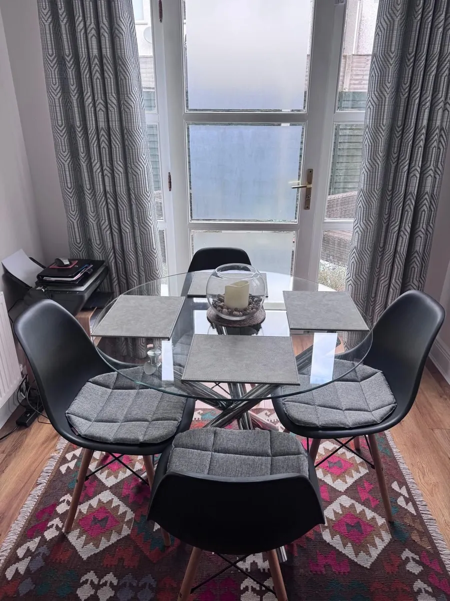 Glass round table with 4 black chairs - Image 1