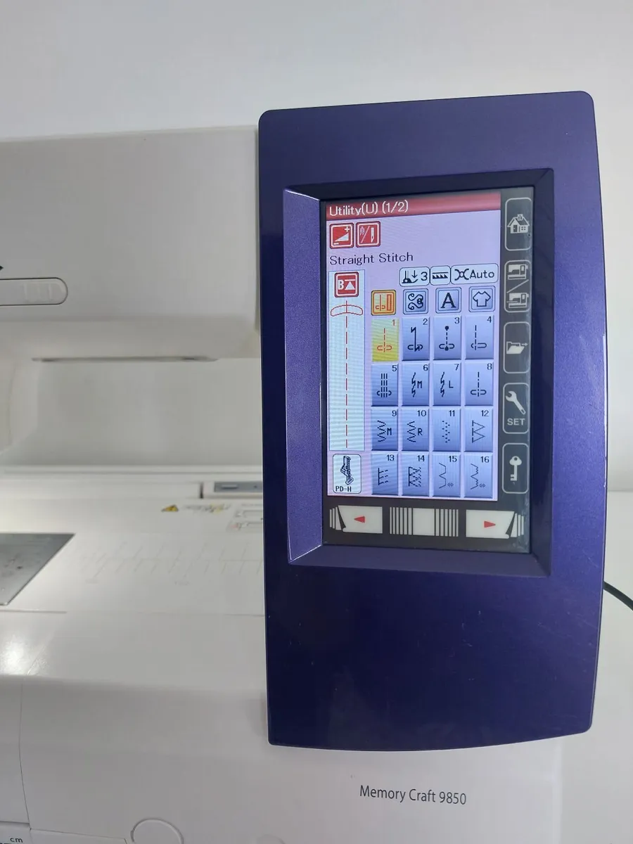 Janome Memory Craft 9850 - 2 in 1 Sewing & Embroid - Image 4