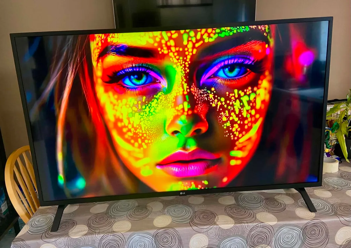 LG 50" 4K HDR Smart TV & box included - Image 2
