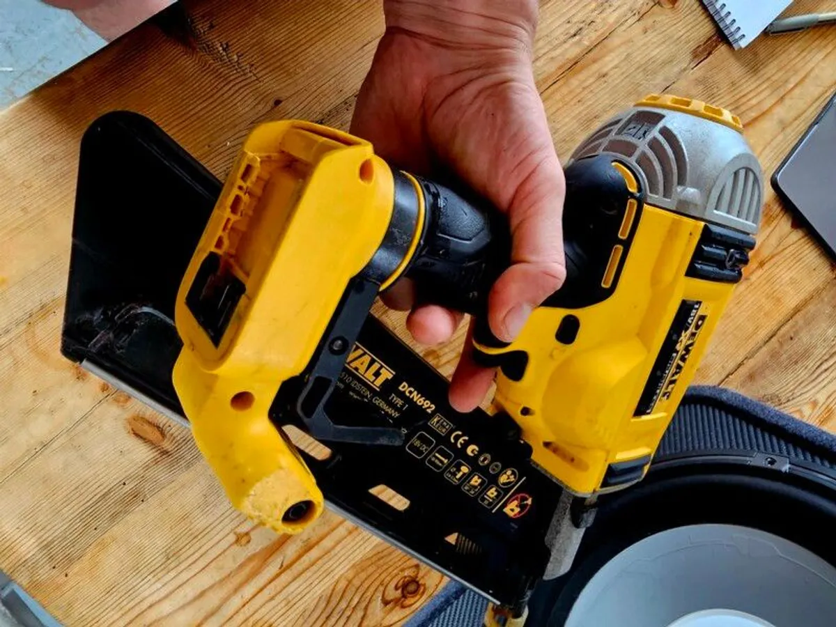 DeWalt DCN692 18V Brushless Framing Nailer (Body + Case) - Image 4