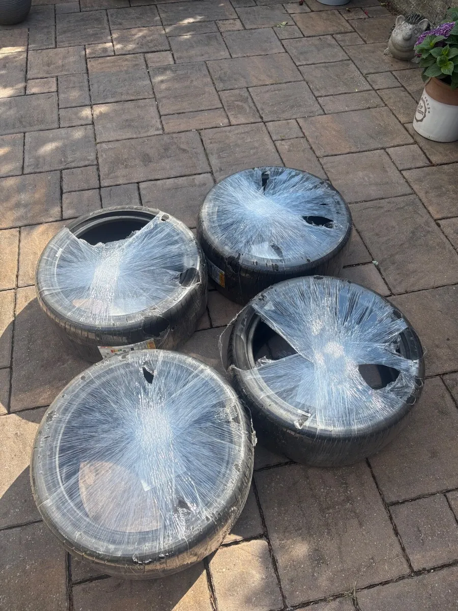 Unused Pirelli p zero tyres (265,35,19) - Image 2