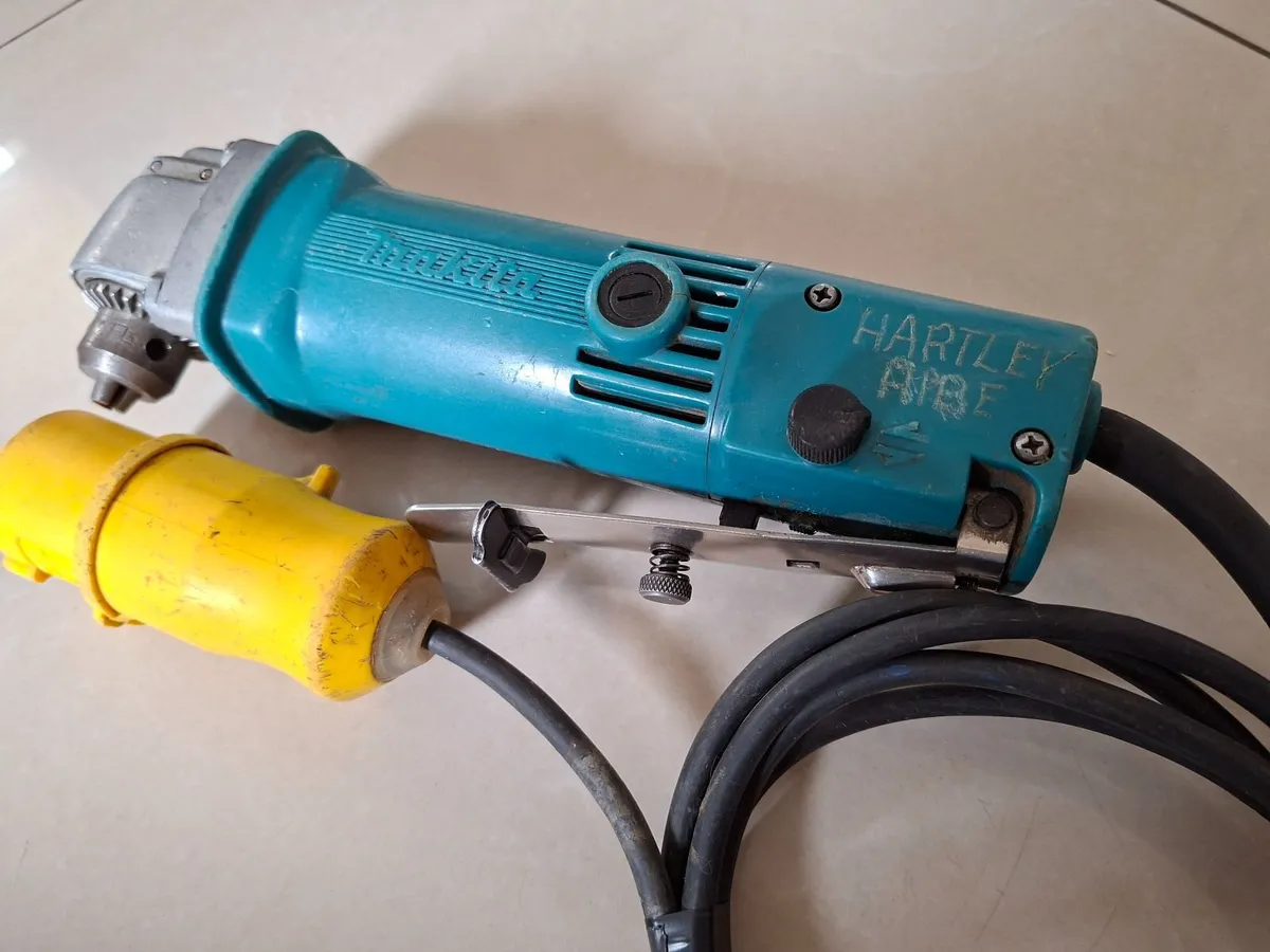 Makita DA3000R 10mm Angle Drill 110v - Image 2