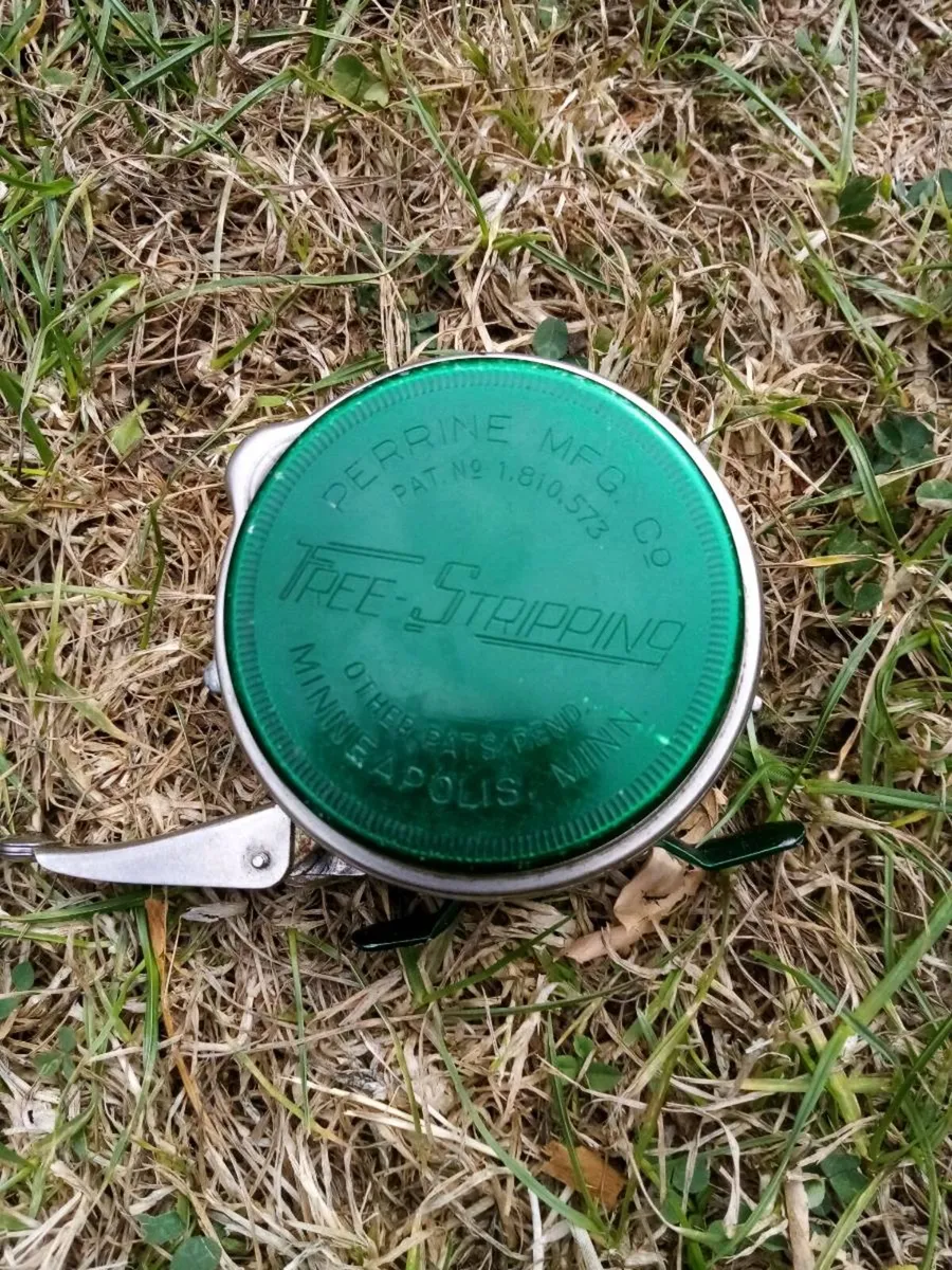 Vintage and modern fishing tackle - Image 4