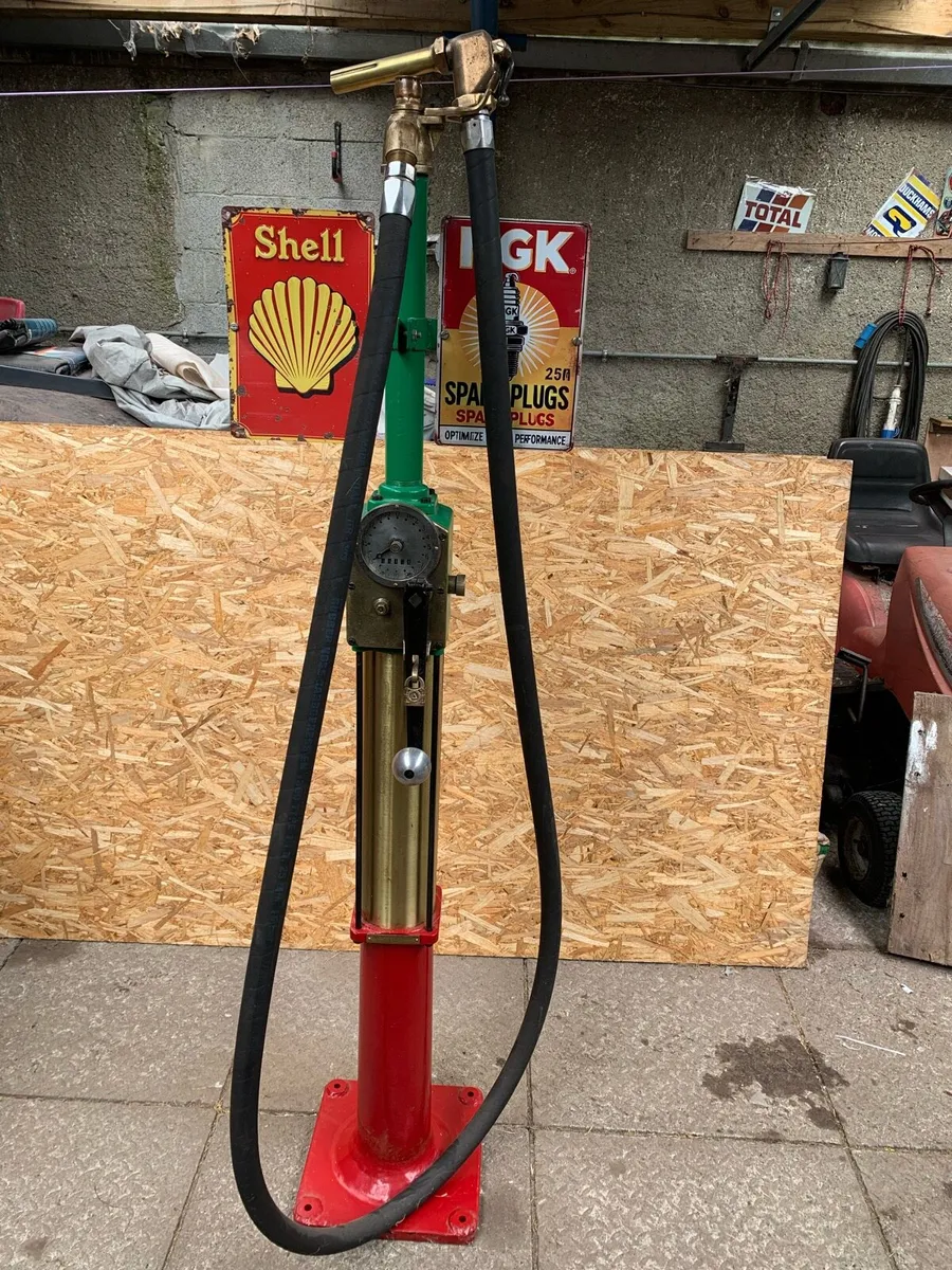 Vintage petrol pump - Image 1