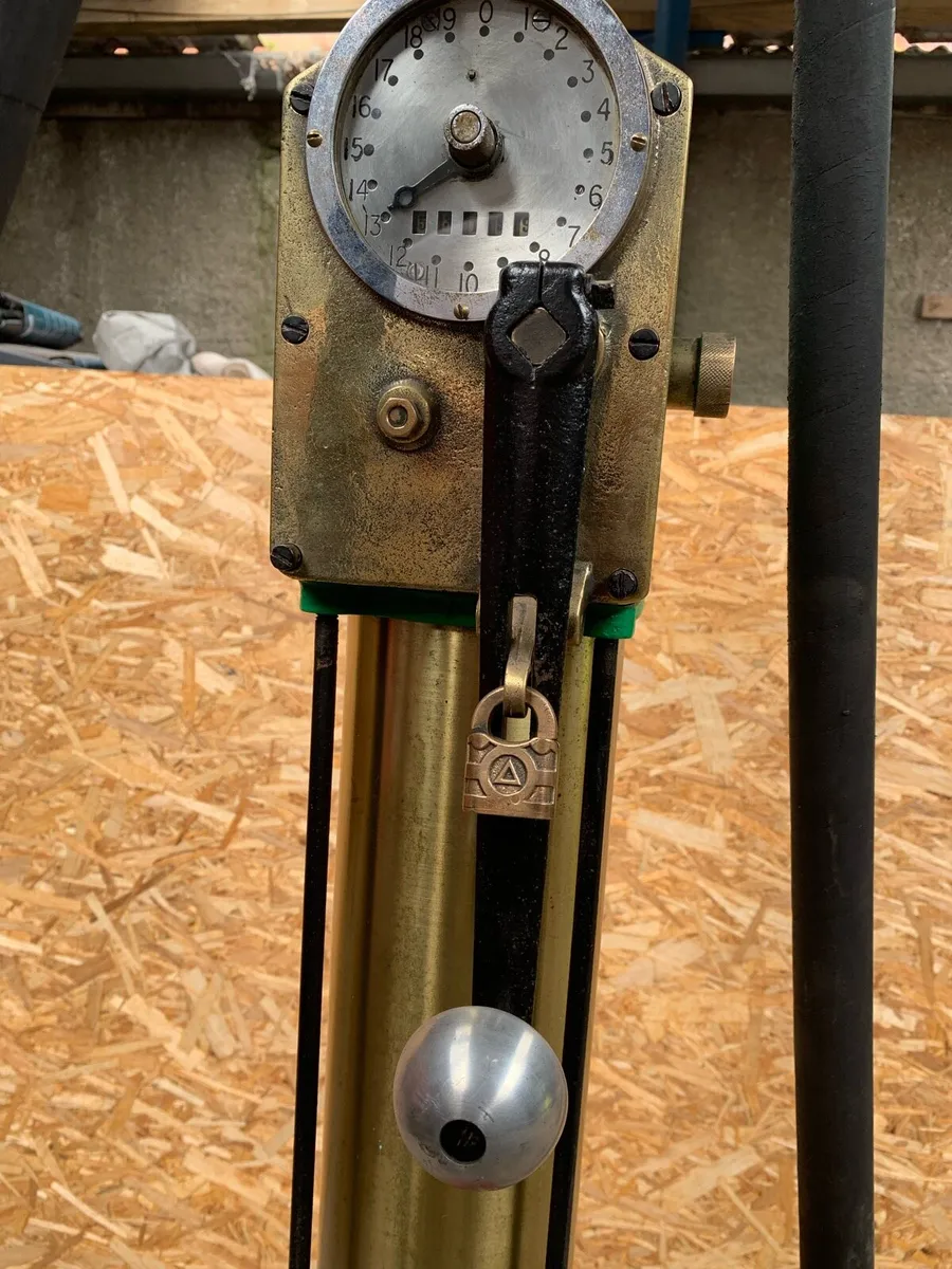 Vintage petrol pump - Image 3
