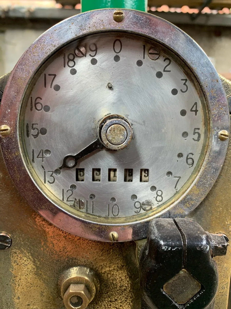 Vintage petrol pump - Image 4