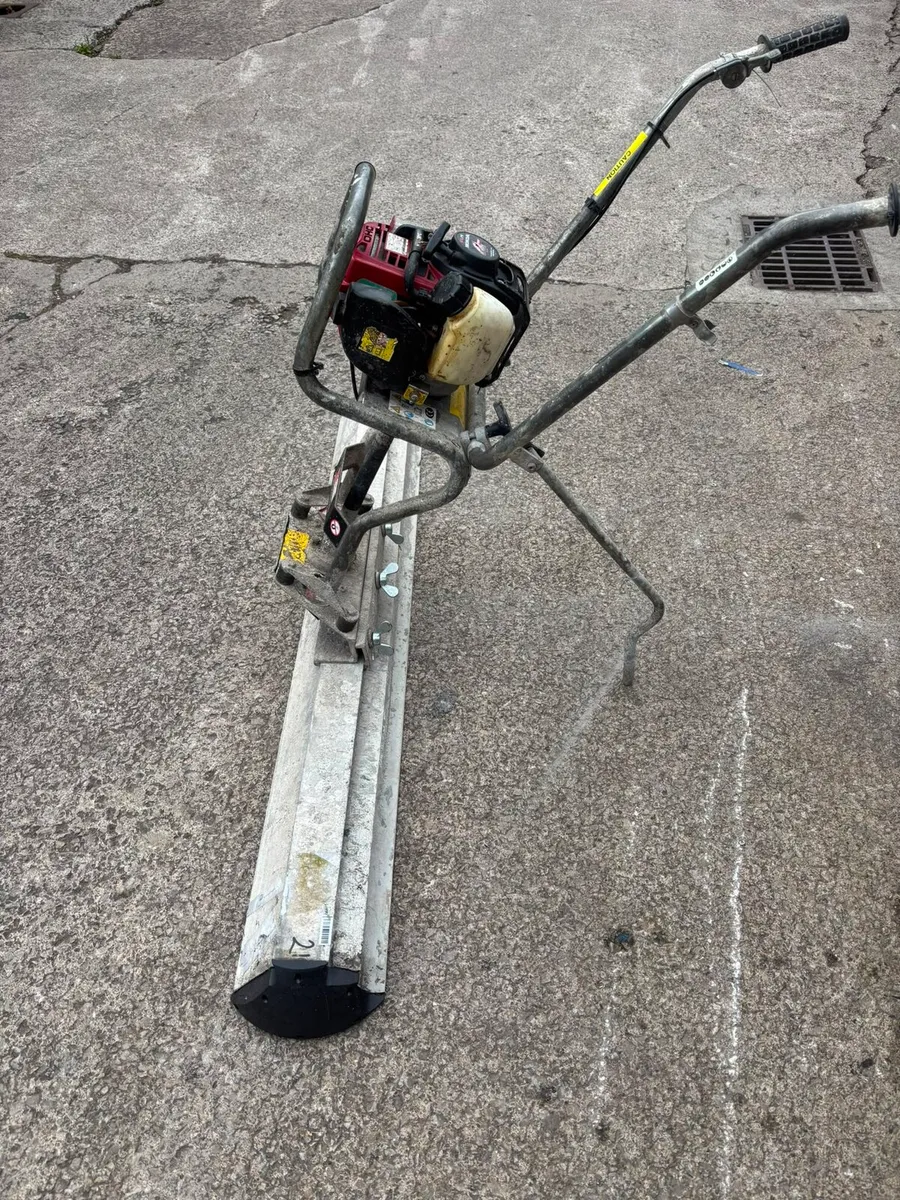 PETROL DRIVEN CONCRETE SCREEDS and 1 x 110v vib un - Image 3