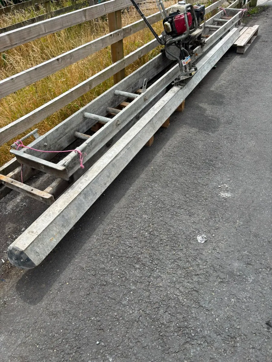 PETROL DRIVEN CONCRETE SCREEDS and 1 x 110v vib un - Image 4
