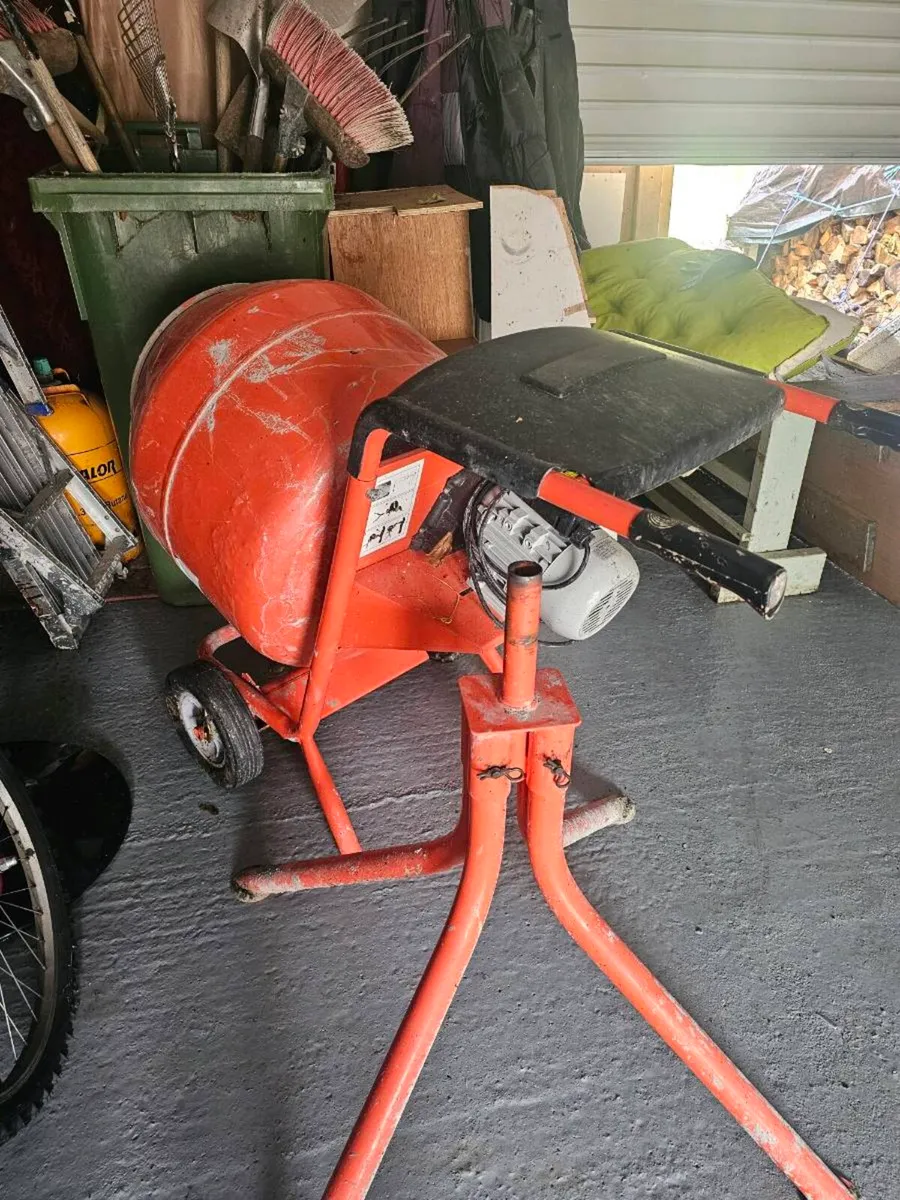 Cement mixer - Image 1