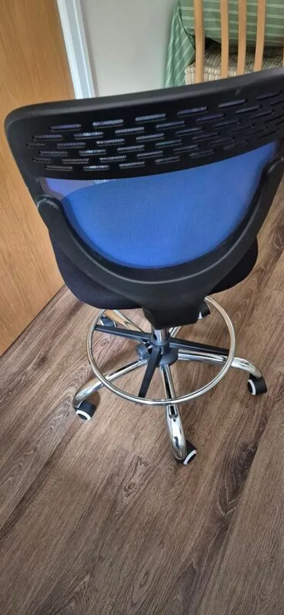 Vinsetto chair suitable for standing desk - Image 2