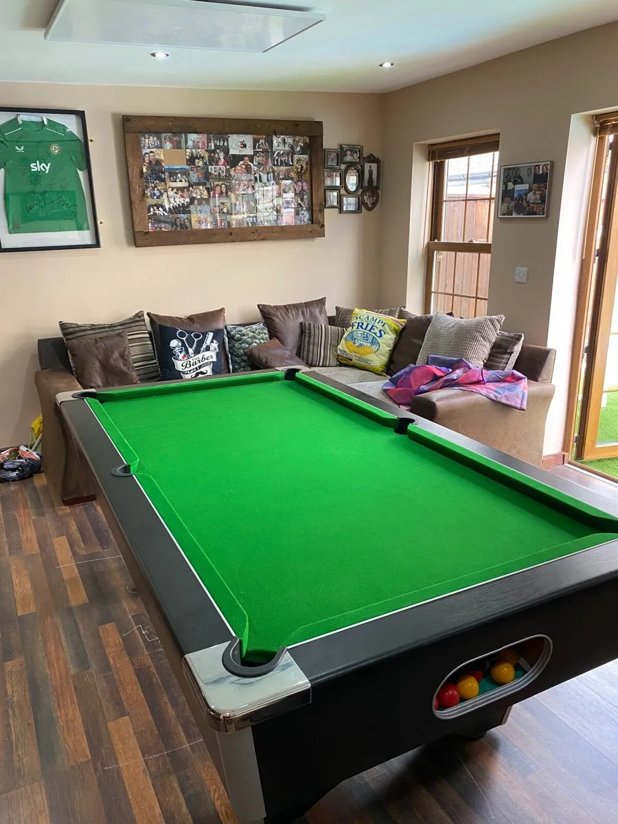 Pool table - Image 1