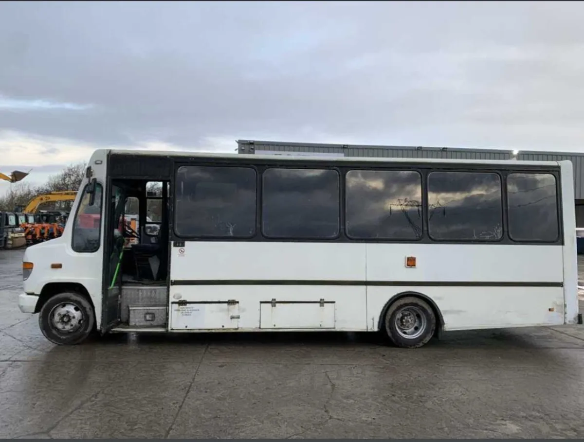 2000 Mercedes Benz Vario 814D 34 Seater Bus - Image 2